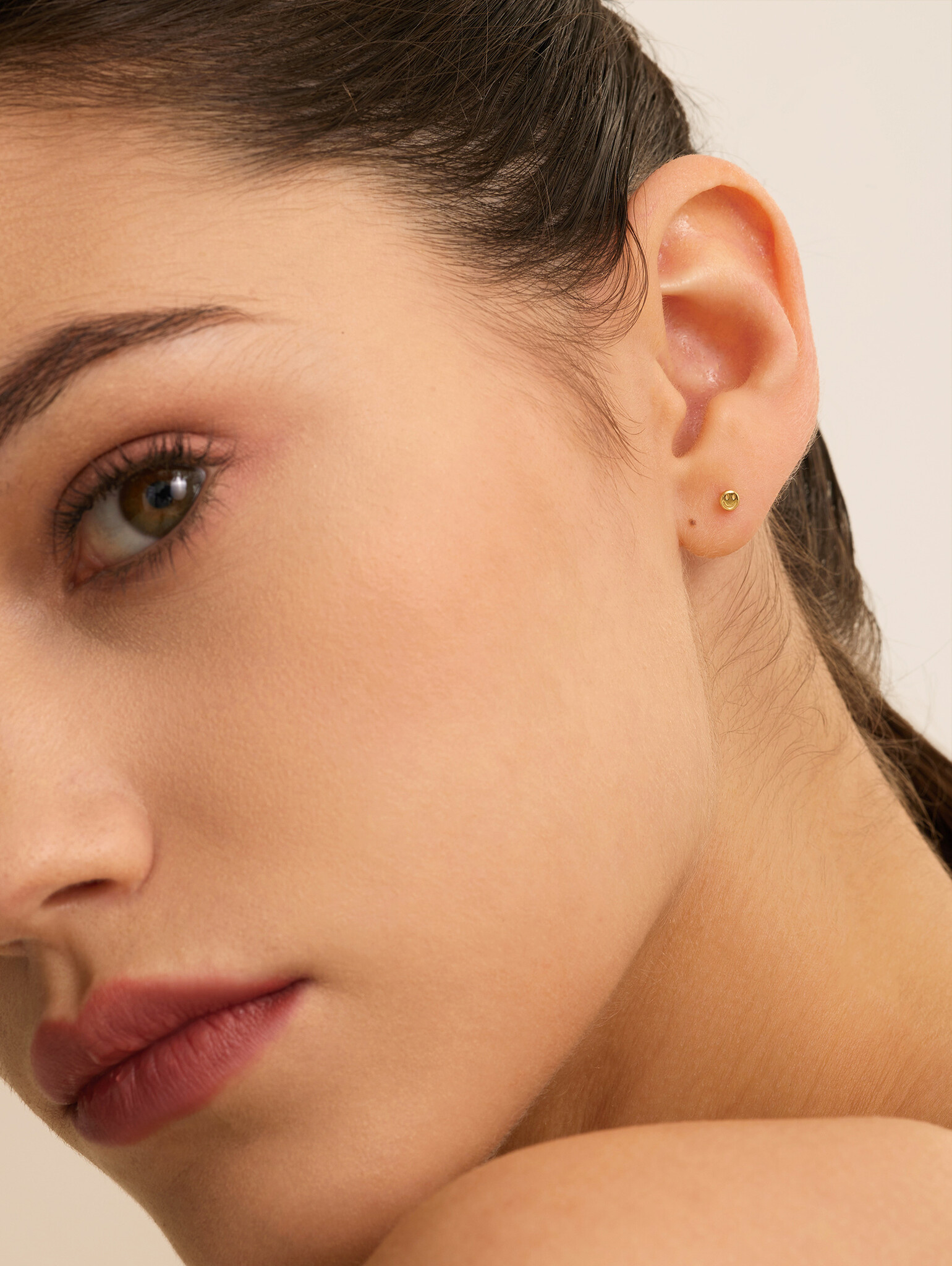 Les Soeurs Earring Jolie Smiley 2. If there's one thing we can be sure of, it's that this smiley earring will brighten up...