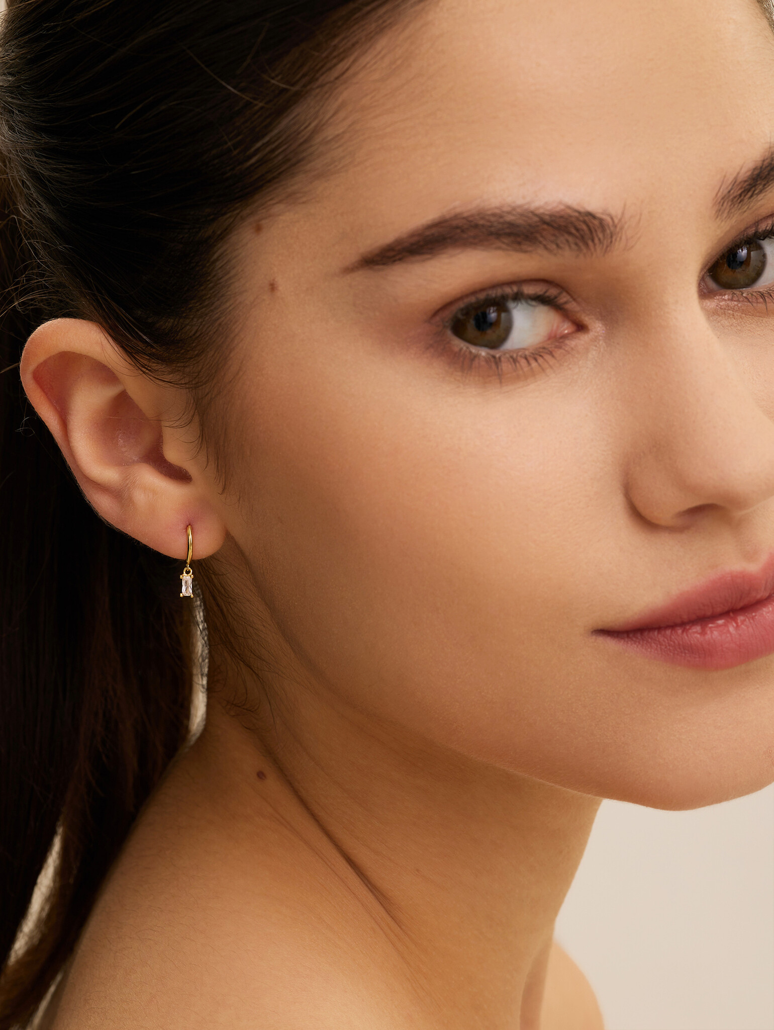 Les Soeurs Boucle d'Oreille Jeanne Pendaison Baguette 2. Ces charmantes boucles d'oreilles linéaires avec une pierre préc...