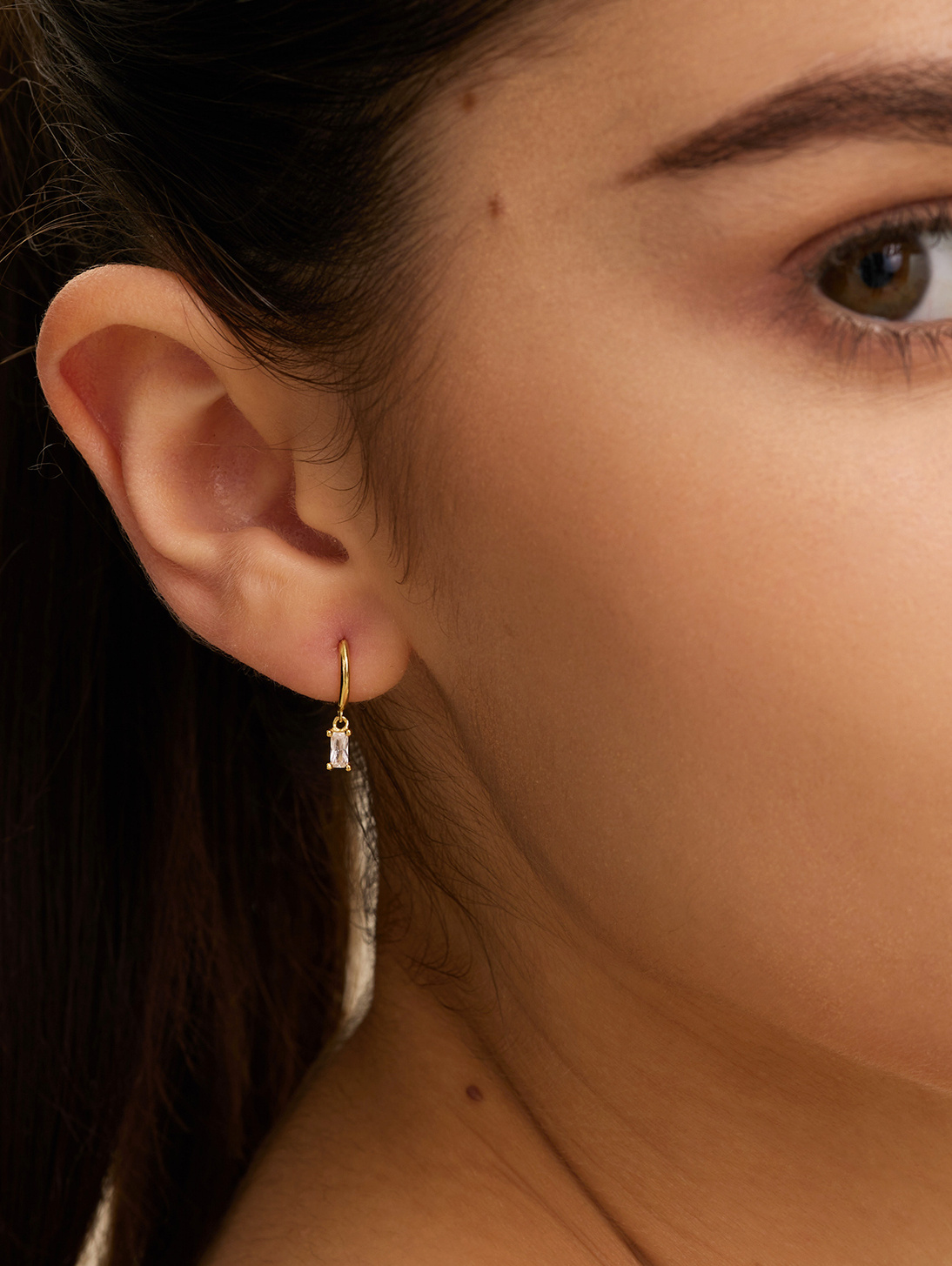 Les Soeurs Boucle d'Oreille Jeanne Pendaison Baguette 3. Ces charmantes boucles d'oreilles linéaires avec une pierre préc...