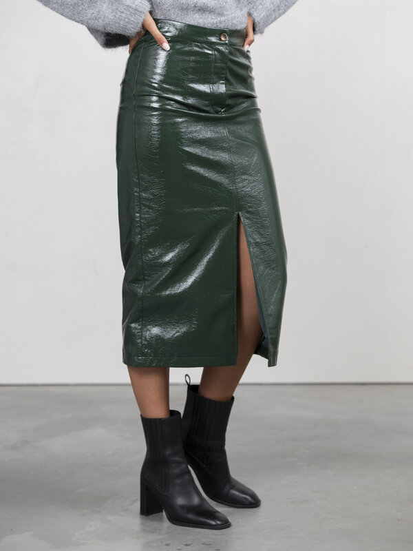 Les Soeurs Vegan leather midi skirt Alexia 4. This midi skirt, made from glossy vegan leather with a striking front split...