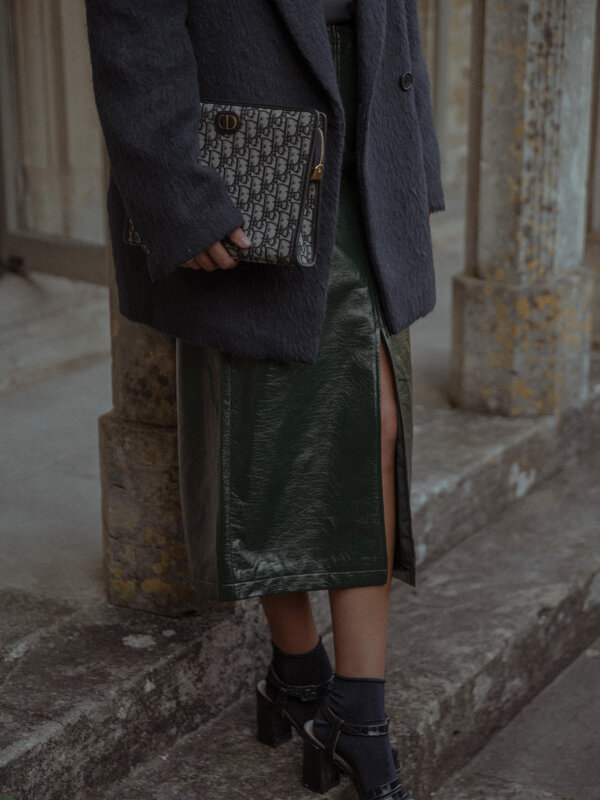 Les Soeurs Vegan leather midi skirt Alexia 1. This midi skirt, made from glossy vegan leather with a striking front split...