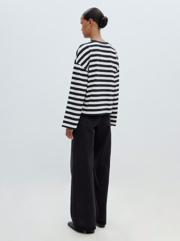 Edited Striped Longsleeve T-shirt Delfia 5. This black-and-white striped T-shirt is a classic that should not be missing ...