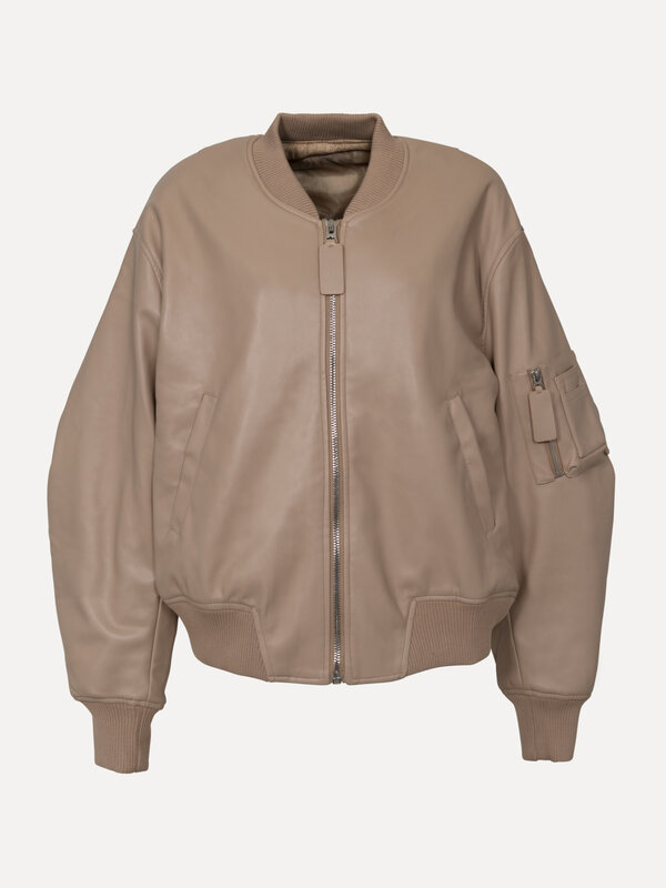 Le Marais Vegan leather bomber Noa 3. This bomber in a creamy colour gives every outfit an instant cool effect with its v...