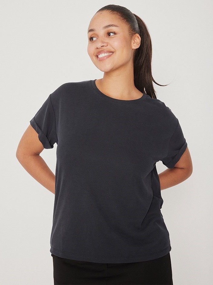 MBYM T-shirt Amana 2. Onmisbaar in je kledingkast: dit zwarte T-shirt is een redder in nood op dagen zonder outfitinspira...