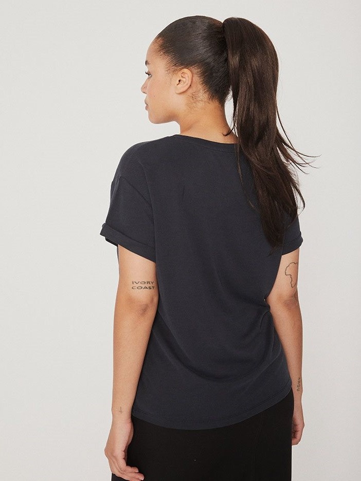 MBYM T-shirt Amana 3. Onmisbaar in je kledingkast: dit zwarte T-shirt is een redder in nood op dagen zonder outfitinspira...