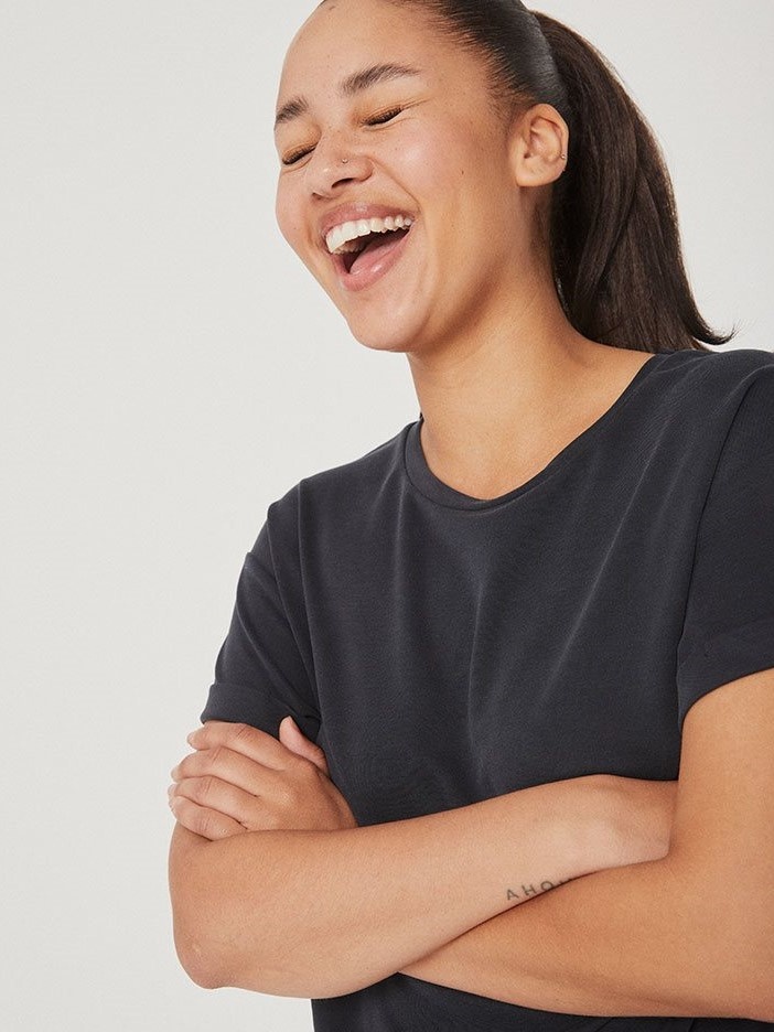 MBYM T-shirt Amana 4. Onmisbaar in je kledingkast: dit zwarte T-shirt is een redder in nood op dagen zonder outfitinspira...