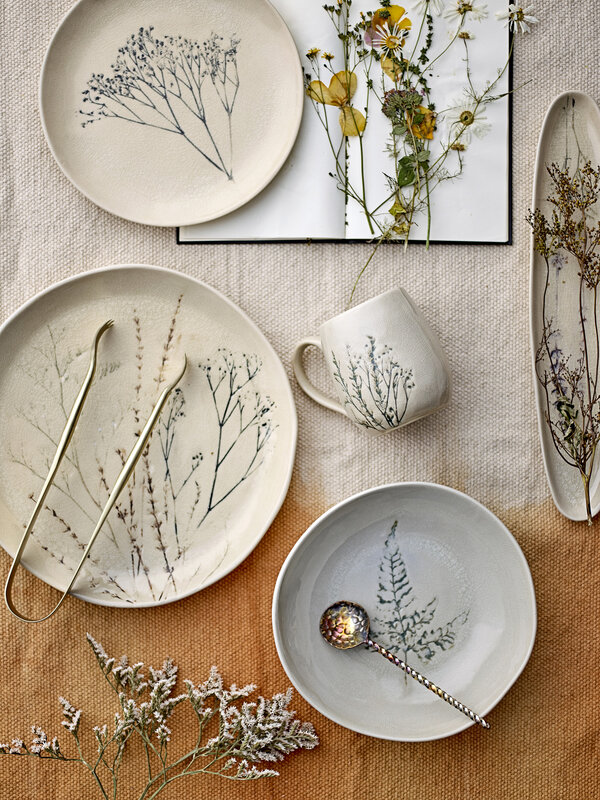 Bloomingville Stoneware plate with flowers Bea 2. The Bea plate is a beautiful plate in a natural colour, decorated with ...