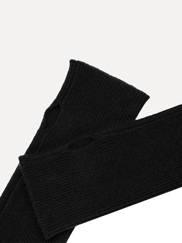 Les Soeurs Cashmere Gloves Rae 2. Prepare for winter with the beautiful fingerless gloves. These black cashmere gloves ar...