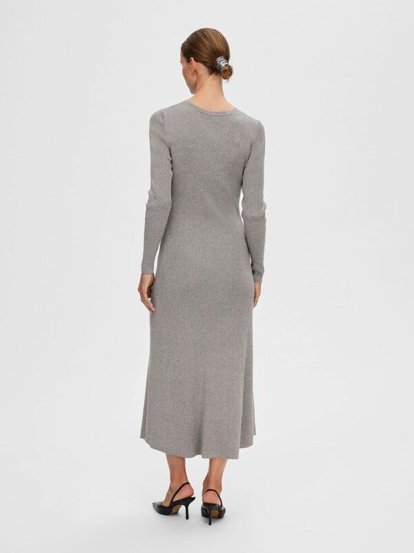 Selected Metallic knit midi jurk Lura 6. Deze metallic knit combineert comfort met elegantie en is een veelzijdige optie....