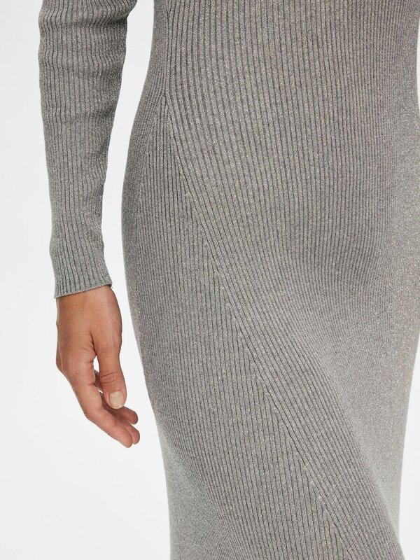 Selected Metallic knit midi jurk Lura 5. Deze metallic knit combineert comfort met elegantie en is een veelzijdige optie....