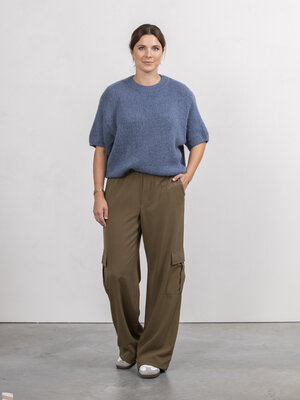 Trui Dora. Deze casual gebreide trui met korte mouwen is een must-have voor je dagelijkse outfits. Het zachte en comforta...