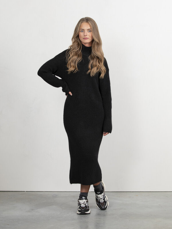 Selected Knitted midi dress Maline 1. It’s the most wonderful time of the year – we’re talking about knitwear season, of ...