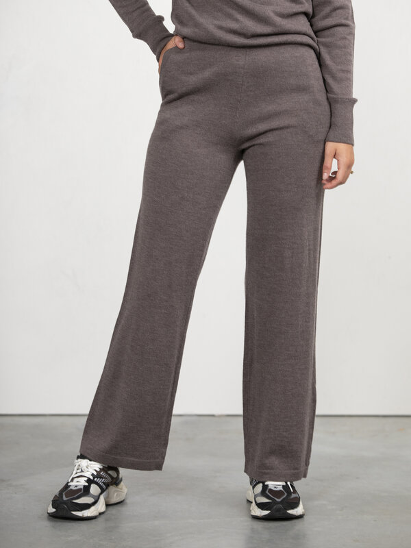 Selected Knitted trousers Hanni 2. For effortless style, opt for these pants, a must-have for every season. The knitted f...