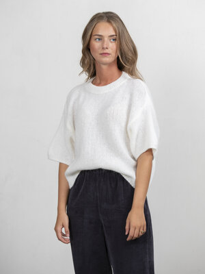 Jumper Dora. This casual knitted sweater with short sleeves is a must-have for your everyday outfits. The soft and comfor...