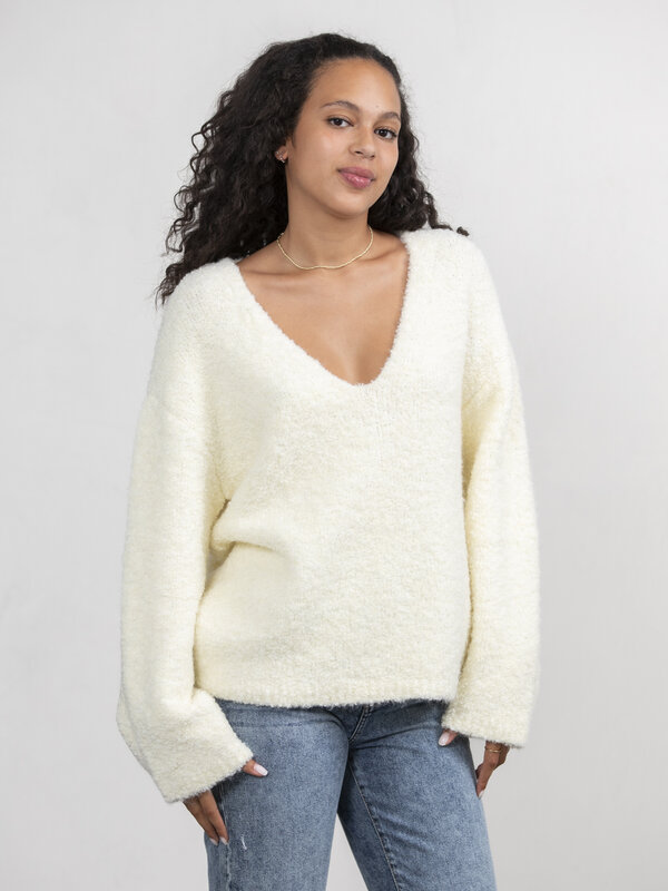 Edited Bouclé knitted jumper Quence 3. This V-neck knitted sweater, crafted in a bouclé texture, offers ultimate comfort....