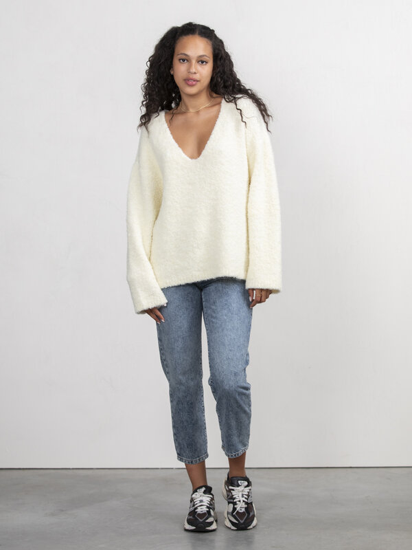 Edited Bouclé knitted jumper Quence 2. This V-neck knitted sweater, crafted in a bouclé texture, offers ultimate comfort....