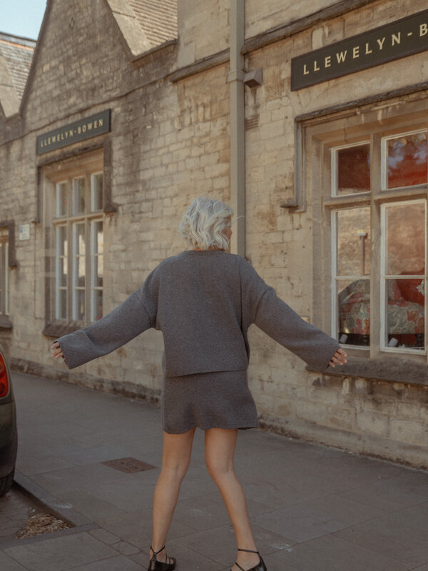 Les Soeurs Gebreide rok Alia 2. Deze stijlvolle gebreide rok is een tijdloze favoriet in je garderobe. Het flatterende A-...