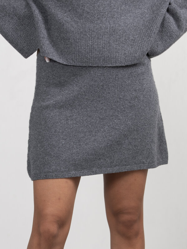 Les Soeurs Knitted skirt Alia 4. This stylish knitted skirt is a timeless favorite in your wardrobe. The flattering A-lin...