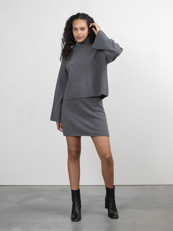 Les Soeurs Knitted skirt Alia 3. This stylish knitted skirt is a timeless favorite in your wardrobe. The flattering A-lin...