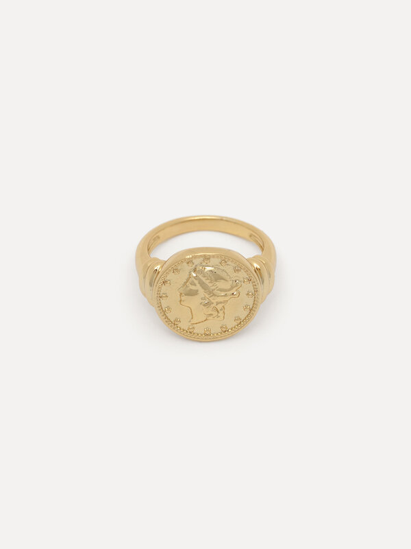 Les Soeurs Pinky Ring Gaia Coin 1. Cette bague pinky, au design simple mais inspiré du vintage, est un bijou intemporel q...