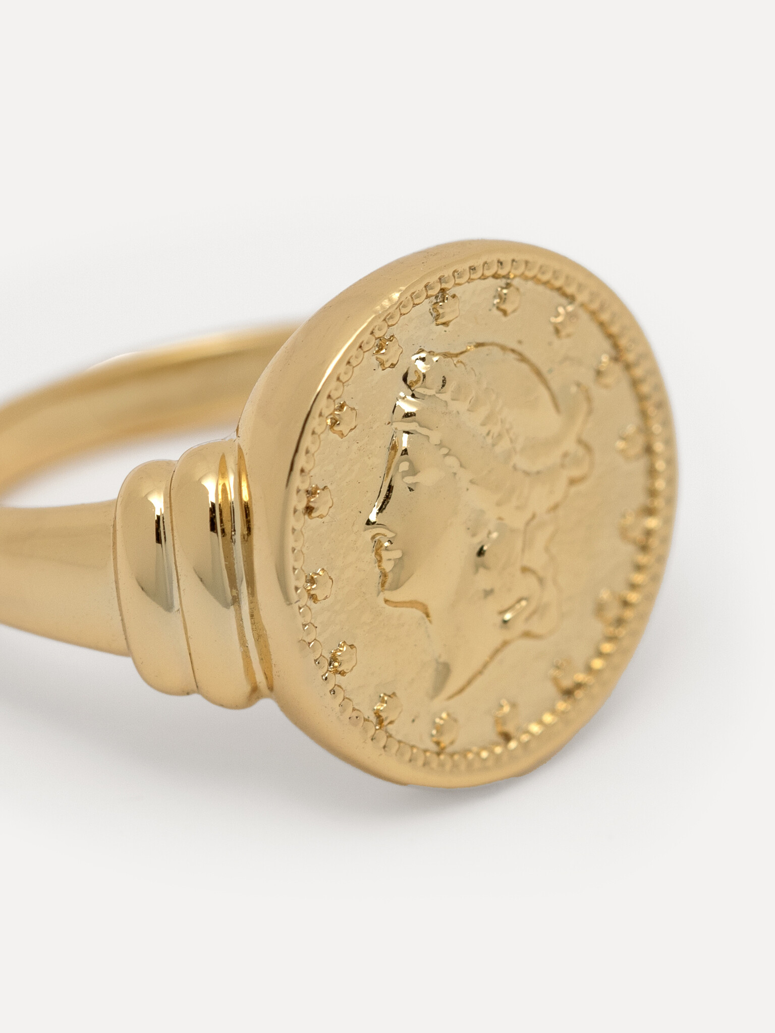 Les Soeurs Pinky Ring Gaia Coin 3. Cette bague pinky, au design simple mais inspiré du vintage, est un bijou intemporel q...