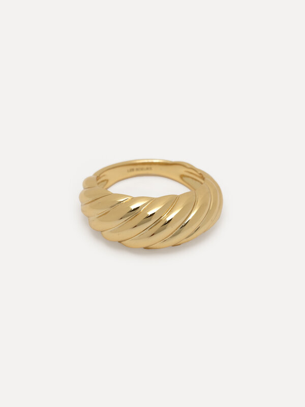 Les Soeurs Bague Claire Croissant 1. Parfait à porter seul ou à empiler, cette bague croissant est le complément ultime à...