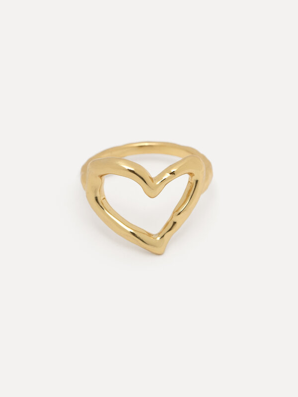 Les Soeurs Bague Gwen Heart 1. Portez votre cœur à votre doigt avec cette bague en forme de cœur en or. Plongée dans de l...