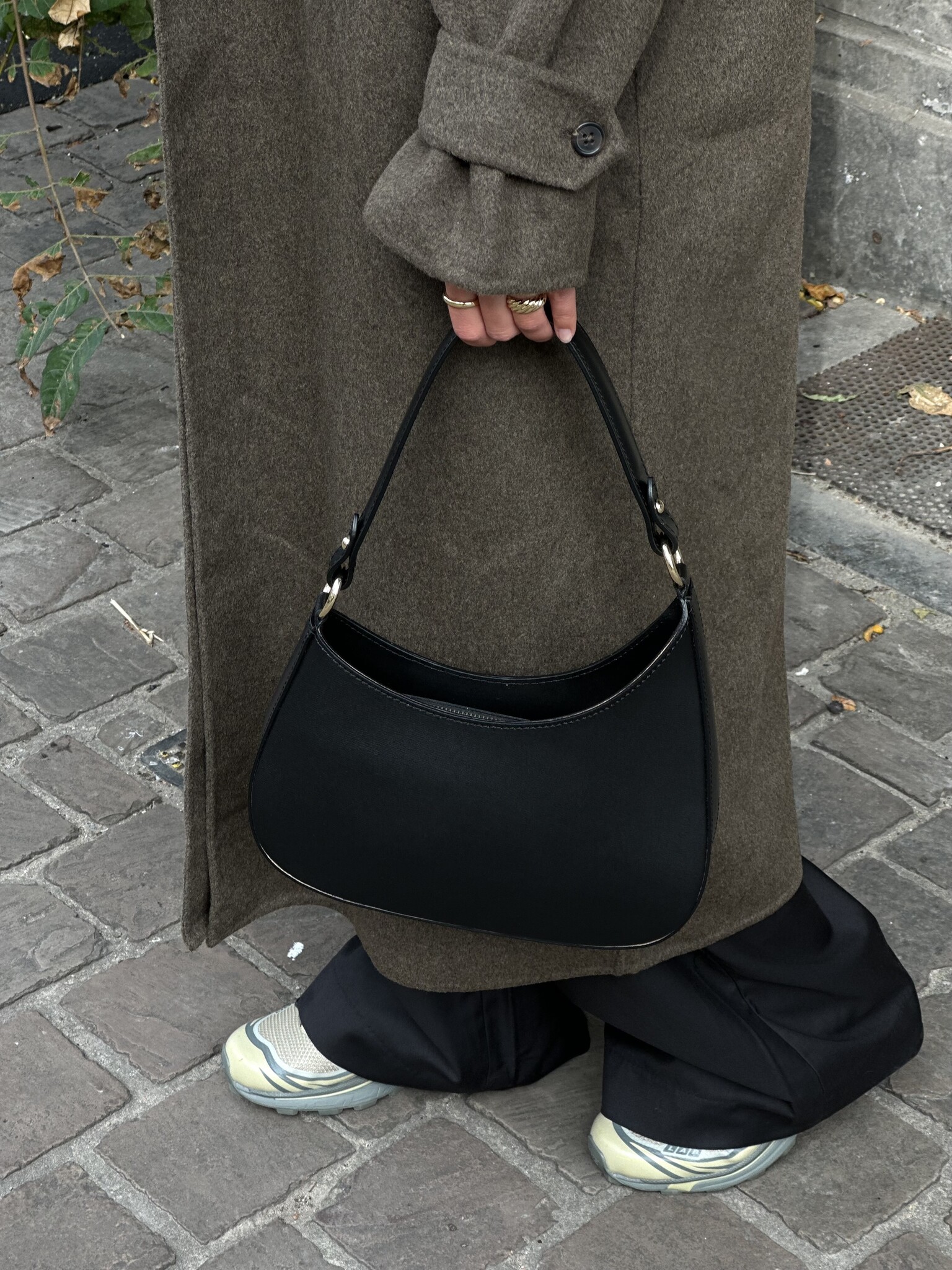 Le Marais Handtas Jerome 2. Deze halve maan handtas combineert moeiteloos stijl en functionaliteit. Met voldoende ruimte ...