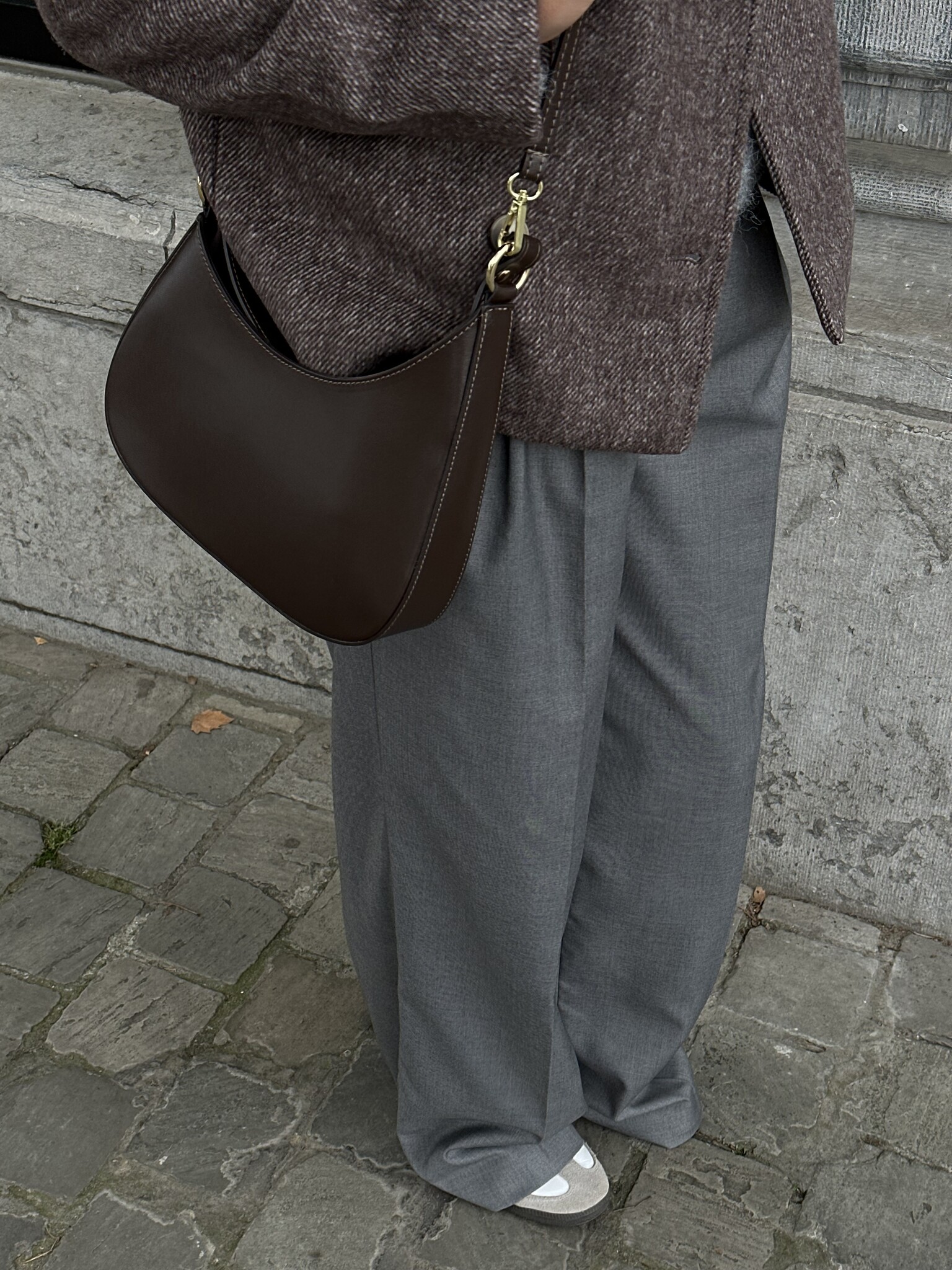Le Marais Sac à main Jerome 2. Ce sac à main en forme de demi-lune allie avec aisance style et fonctionnalité. Doté d'un ...
