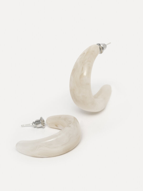 Les Soeurs Resin earrings set Melly 1. The subtle patterns of this resin earrings create a playful and trendy look that p...
