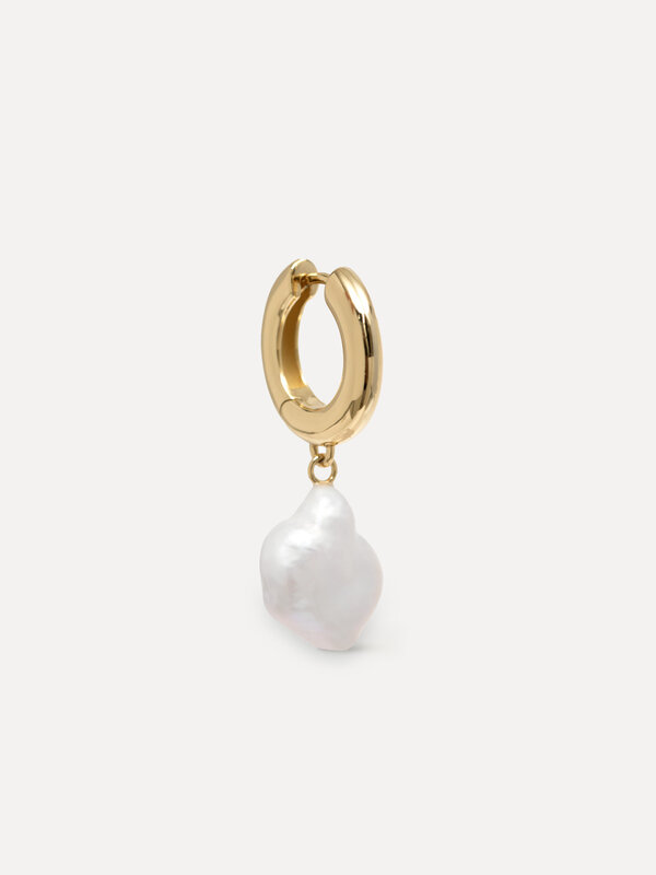 Les Soeurs Earring Jazz Pearl 1. Add a touch of timeless elegance to your jewelry collection with this Jazz Pearl earring...