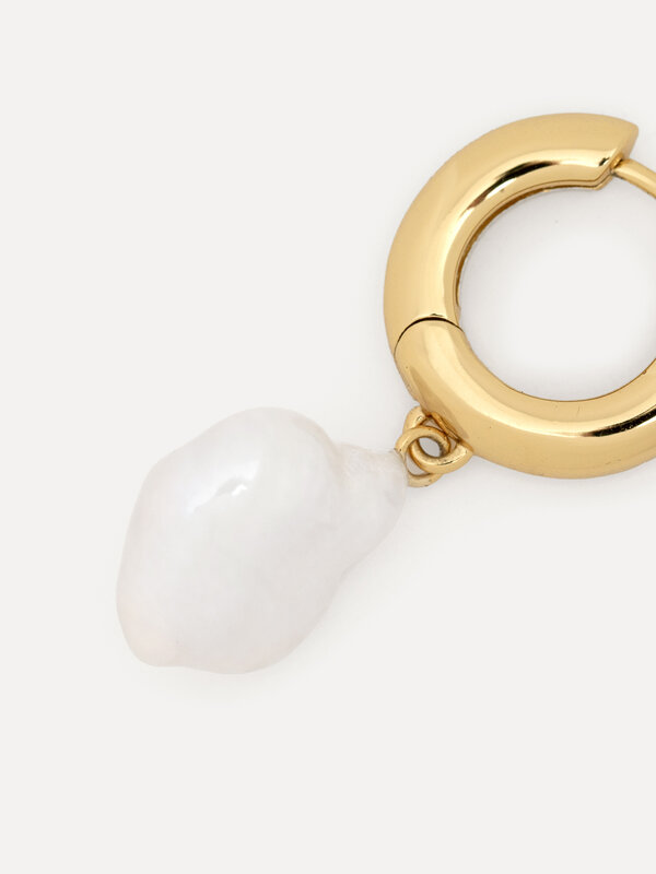 Les Soeurs Earring Jazz Pearl 4. Add a touch of timeless elegance to your jewelry collection with this Jazz Pearl earring...