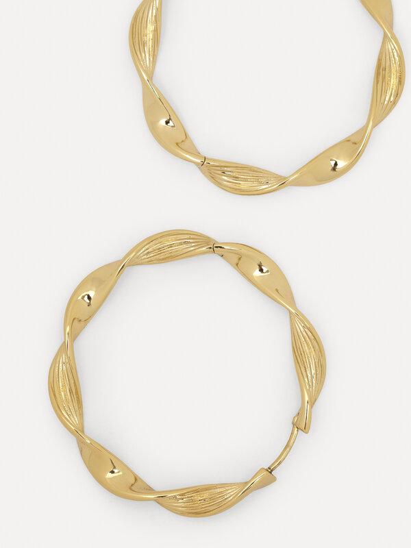 Les Soeurs Earrings set Fara Twisted 4. The striking hoops you didn't know your earring collection was craving this seaso...