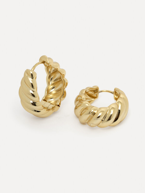 Les Soeurs Earrings set Fara Croissant 1. Meet the hoop earrings we can't get enough of. The spiral-shaped earrings plate...