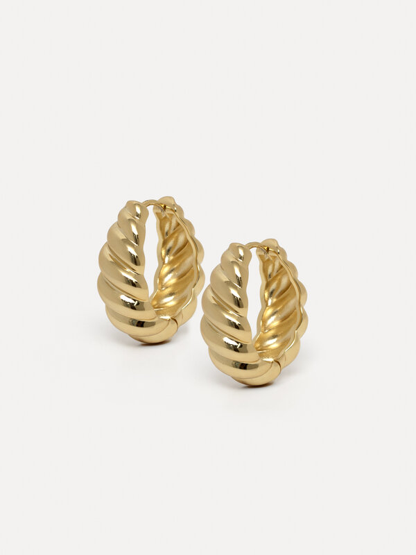 Les Soeurs Earrings set Fara Croissant 3. Meet the hoop earrings we can't get enough of. The spiral-shaped earrings plate...