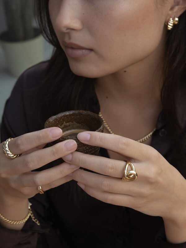 Les Soeurs Bague Claire Knot 4. Deux bandes se croisent en parfaite symétrie pour créer ce nœud simplement époustouflant....