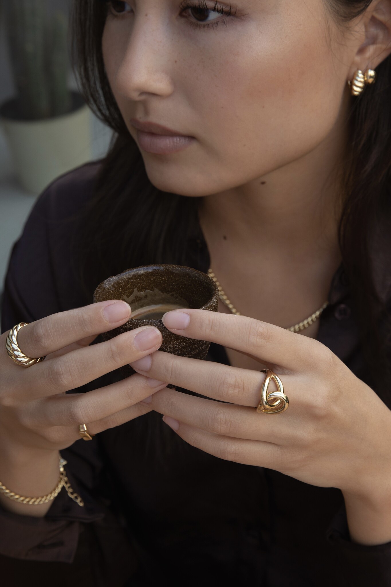 Les Soeurs Ring Claire Knot 4. Twee banden kruisen elkaar in perfecte symmetrie om deze eenvoudig verbluffende knoop te v...