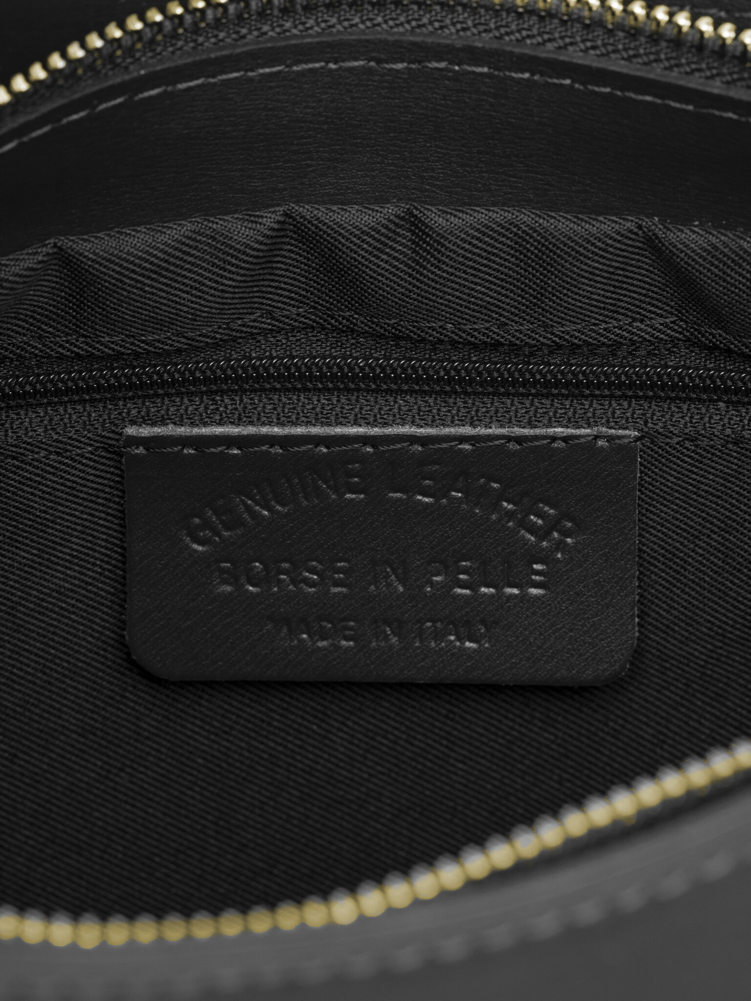 Le Marais Handtas Jerome 5. Deze halve maan handtas combineert moeiteloos stijl en functionaliteit. Met voldoende ruimte ...