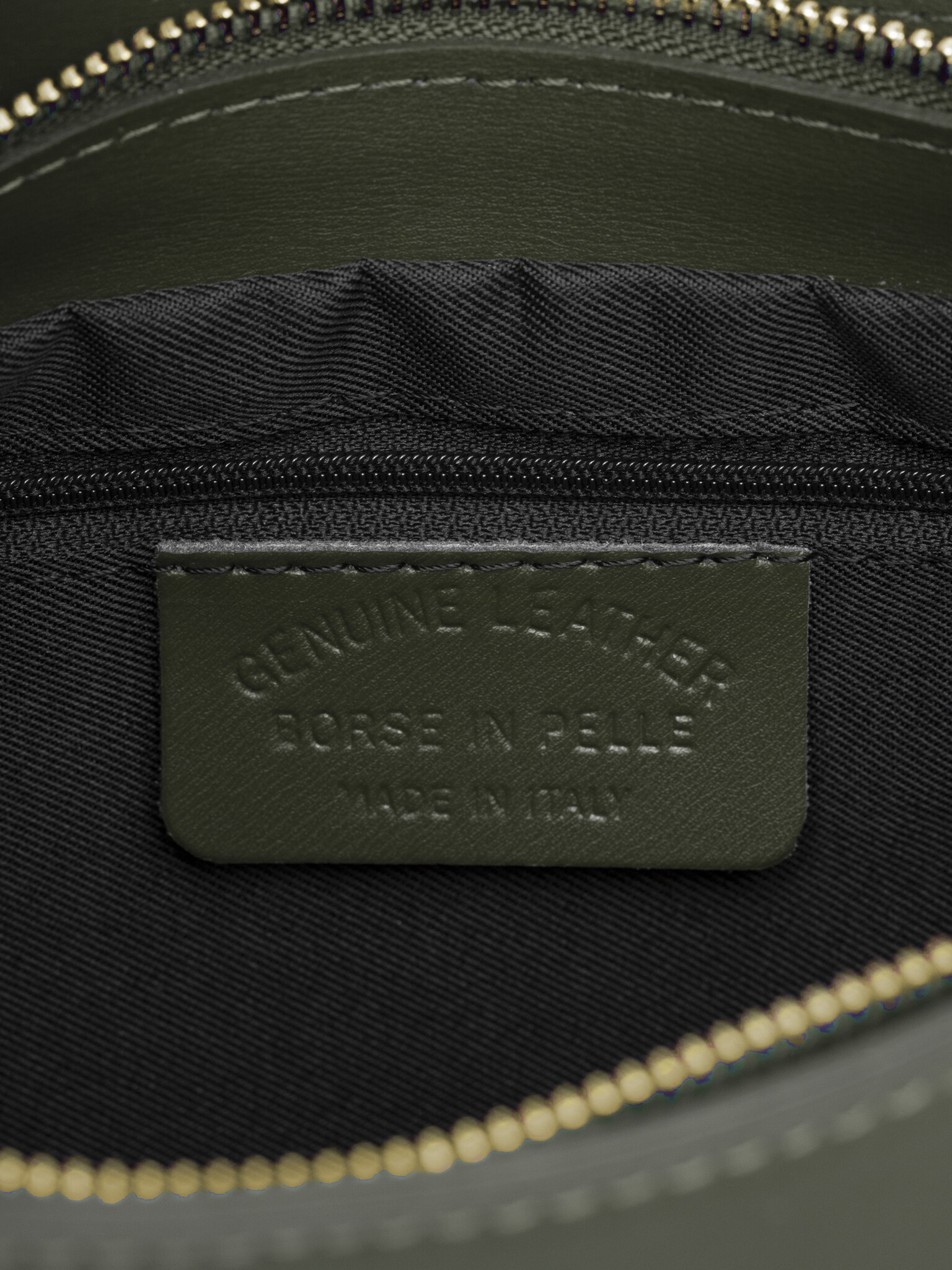 Le Marais handtas Jerome 3. Deze halve maan handtas combineert moeiteloos stijl en functionaliteit. Met voldoende ruimte ...
