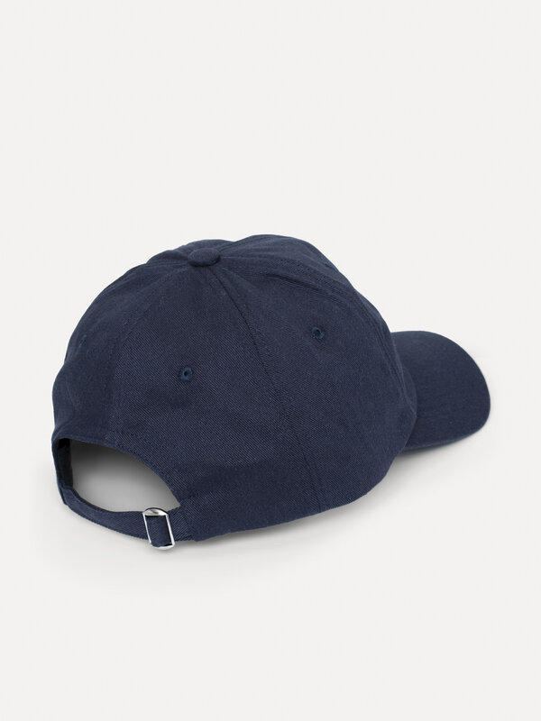 Les Soeurs Cap Poppy Le Marais 2. This cap adds Parisian charm to your style. With its classic look and versatility, it's...