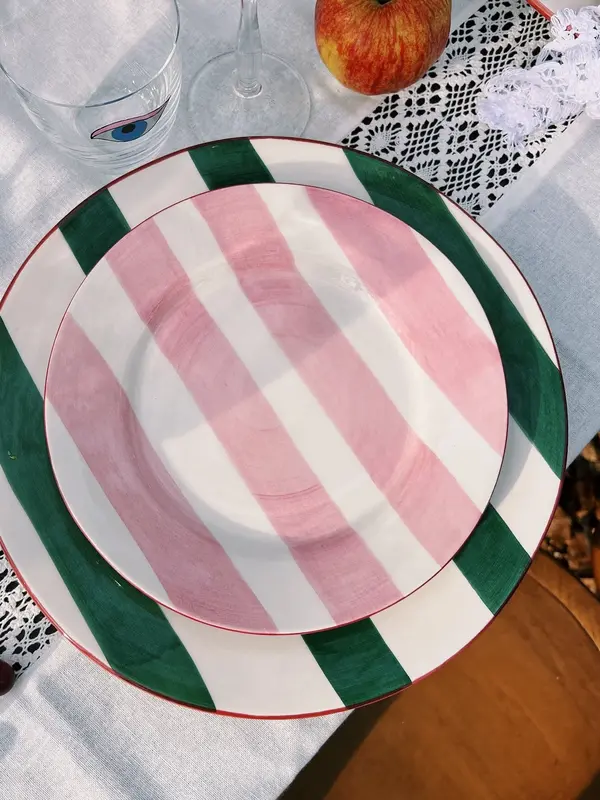 Anna + Nina Assiette plate Lovebird 4. Cette assiette de dîner en céramique avec des rayures vertes et un design d'oiseau...