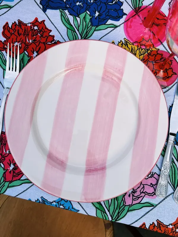 Anna + Nina Dinner plate Posy 2. Create a festive atmosphere at the dining table with our striped ceramic dinner plate in...