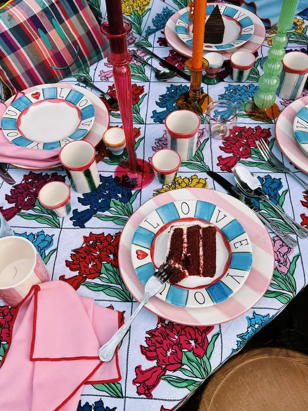Anna + Nina Eetbord Posy 3. Creëer een feestelijke sfeer aan de eettafel met ons gestreepte keramische eetbord in een pra...