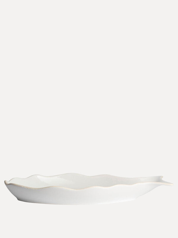 Gusta Serving plate Fish 3. This beautiful white dish in the shape of a fish adds originality to the table. Use it as a u...