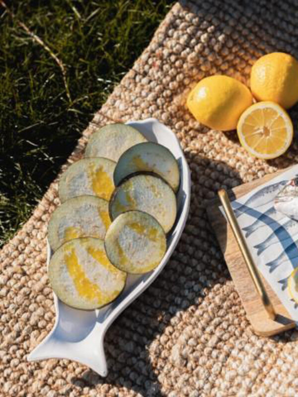 Gusta Serving plate Fish 2. This beautiful white dish in the shape of a fish adds originality to the table. Use it as a u...