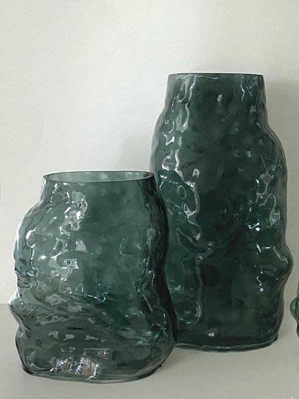 Opjet Vase Gabin 3. Donnez vie à votre maison avec ce vase en verre vert, inspiré par des éléments bruts et organiques, e...