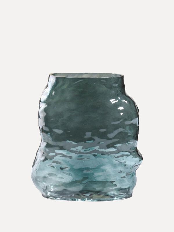 Opjet Vase Gabin 1. Donnez vie à votre maison avec ce vase en verre vert, inspiré par des éléments bruts et organiques, e...