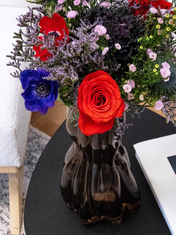 Opjet Vase Edgar 3. Avec son design unique et sa teinte brun chaleureuse, ce vase en verre est un ajout idéal pour créer ...