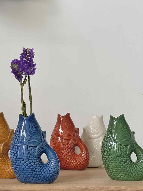 Opjet Vaas Vis 2. Transform your space into an artistic oasis with this small green ceramic fish-shaped vase. This charmi...