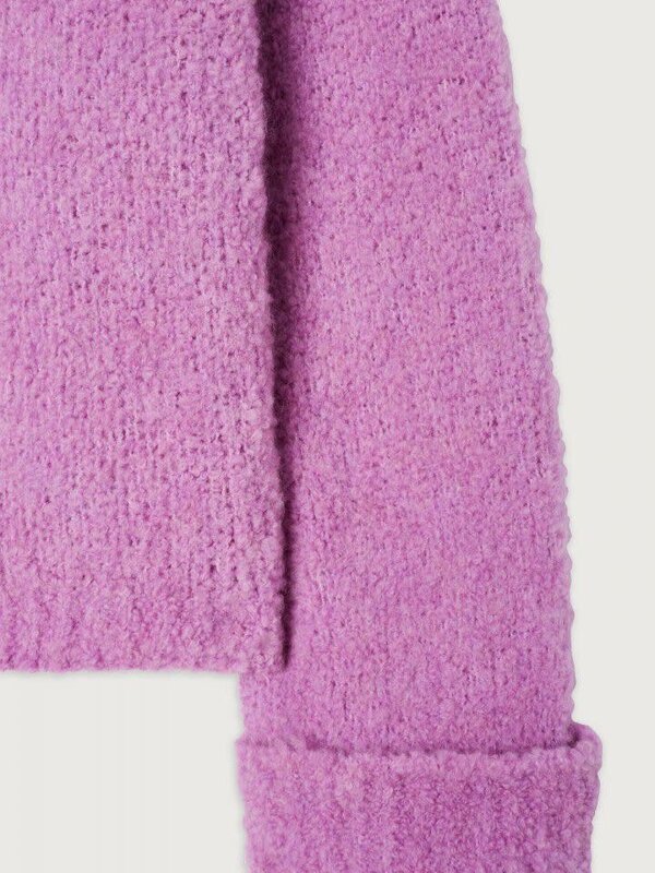 American Vintage Bouclé knitted jumper Zolly 4. Create a cozy and warm look with this lilac knitted sweater. The bouclé k...
